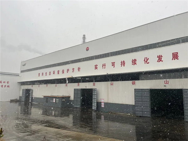 初雪已至，他們還堅(jiān)守在崗位上盡職盡責(zé)